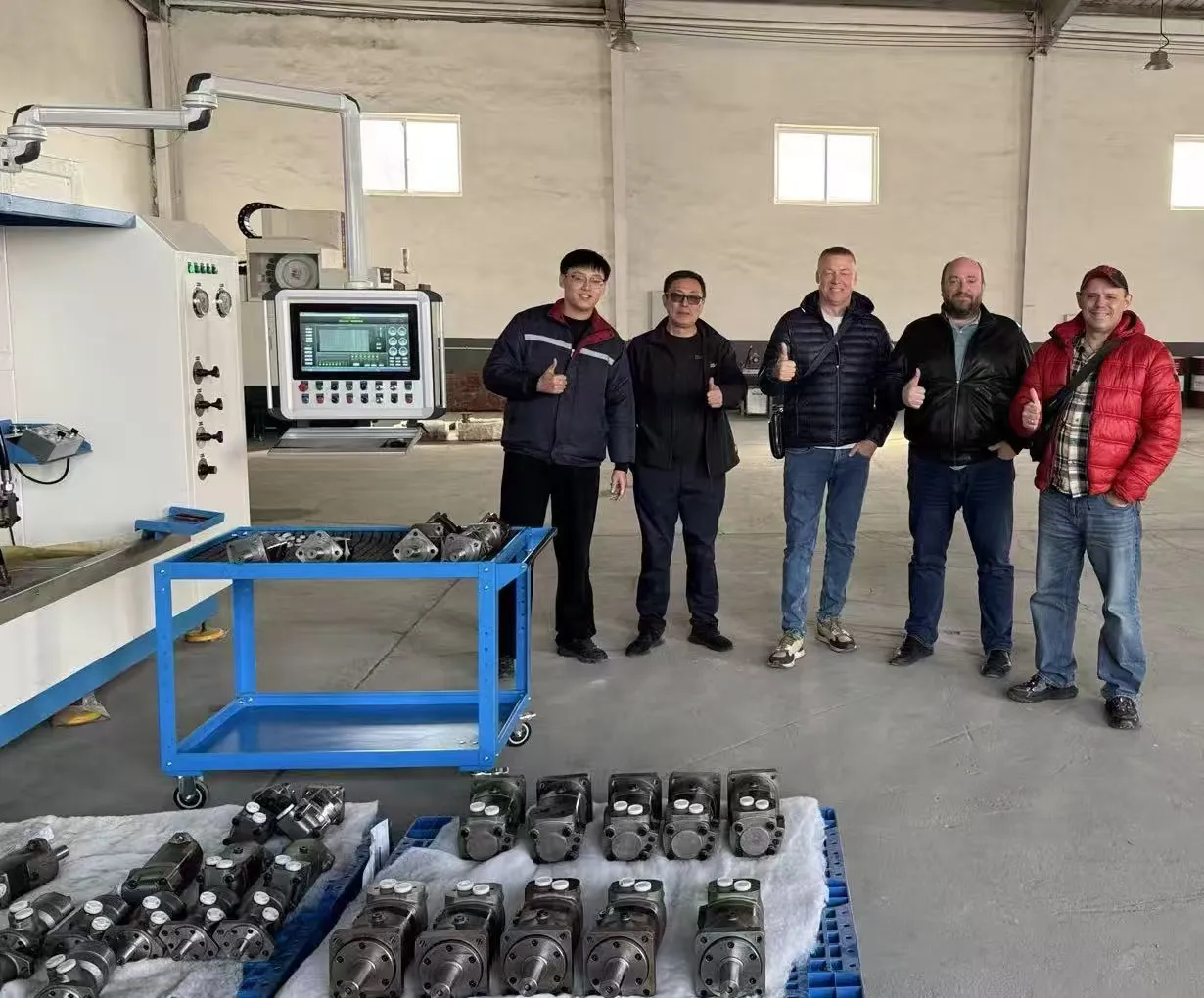 Pelanggan Rusia ngunjungi pabrik motor hidrolik Yushan ing Qingdao kanggo mriksa lan ijol-ijolan tampilan.